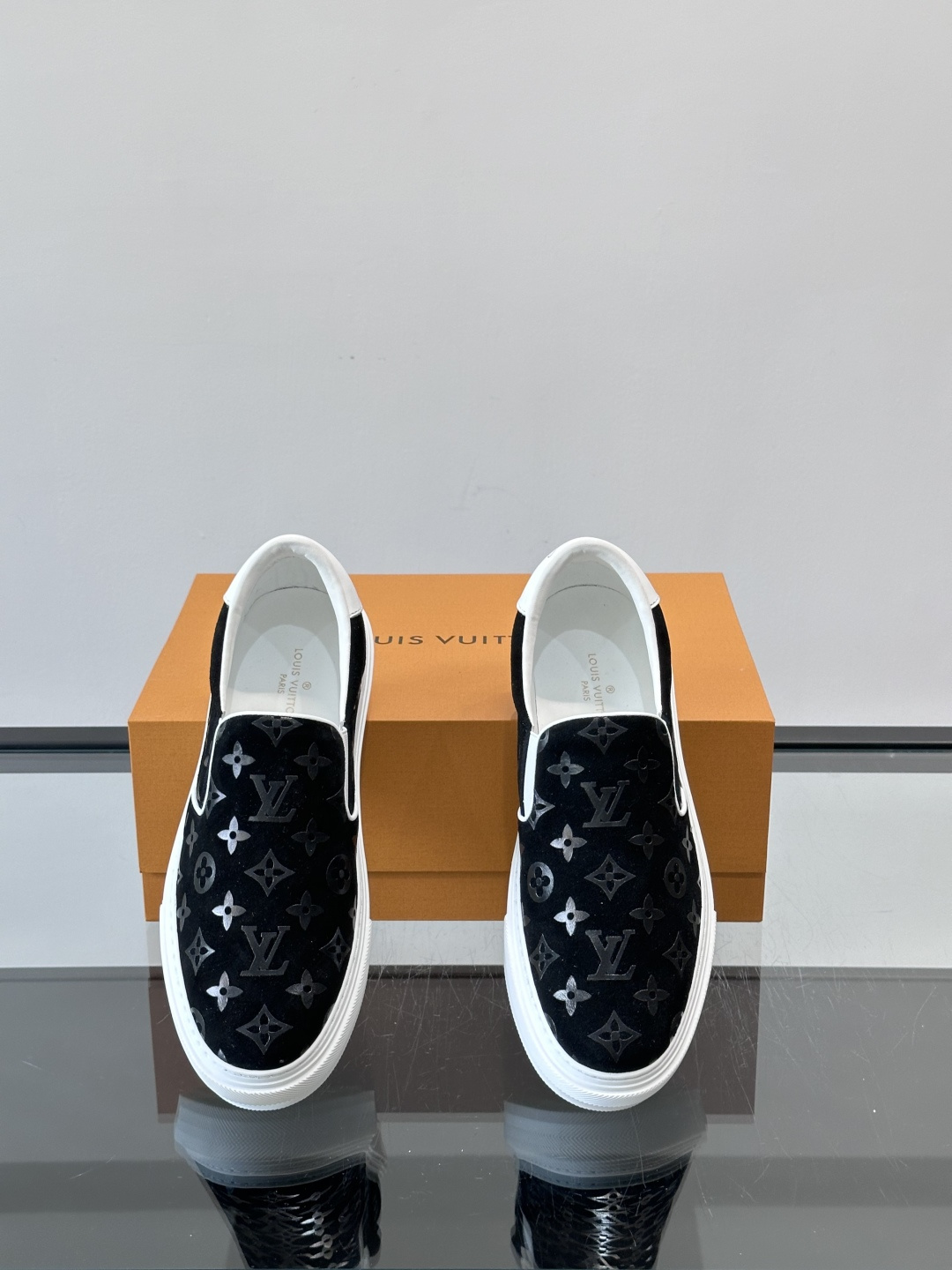 LV 男士一蹬休闲鞋，低调老花图案，搭配白色橡胶鞋底，简约又高级‘。弹力松紧设计，穿脱超方便，鞋面采用麂