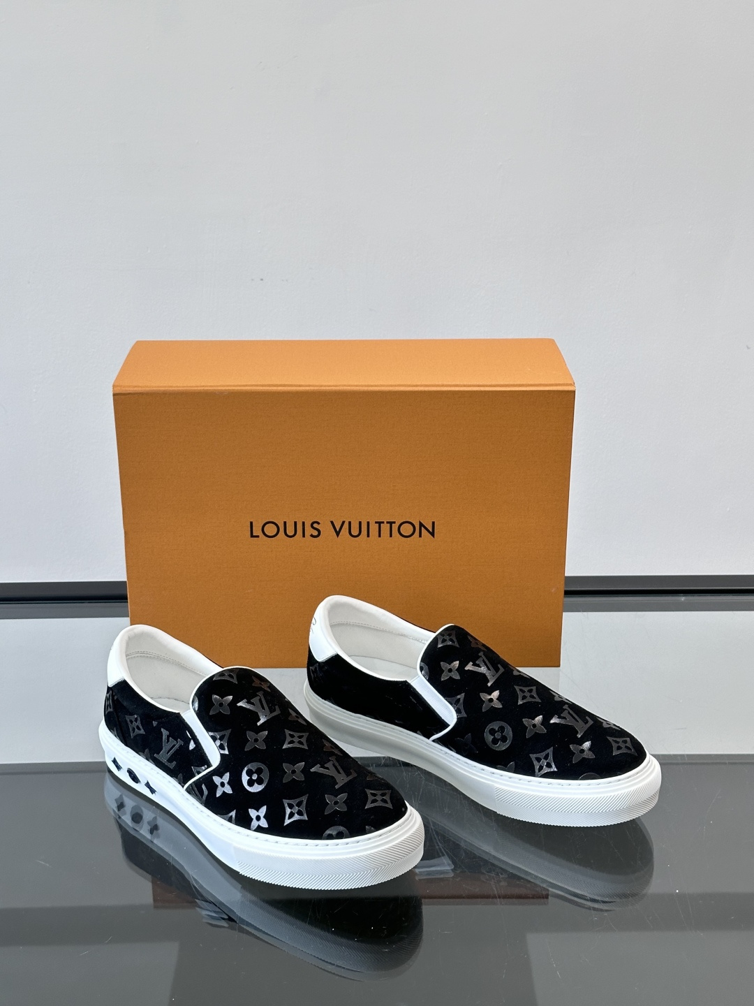 LV 男士一蹬休闲鞋，低调老花图案，搭配白色橡胶鞋底，简约又高级‘。弹力松紧设计，穿脱超方便，鞋面采用麂