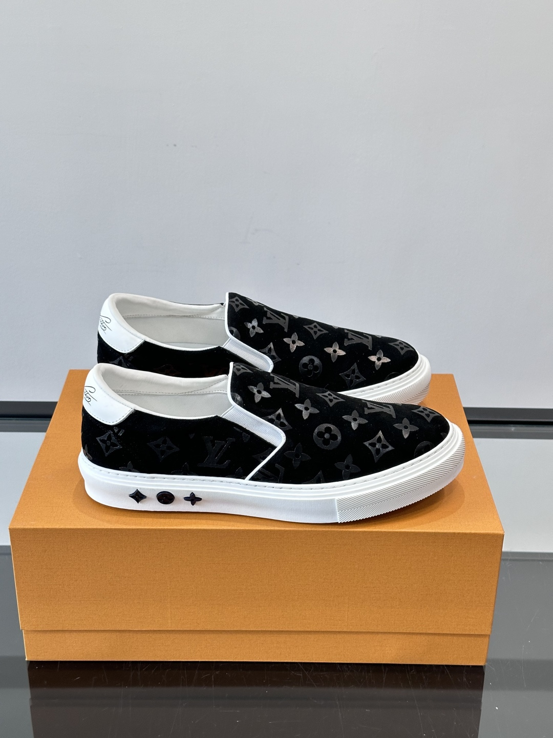 LV 男士一蹬休闲鞋，低调老花图案，搭配白色橡胶鞋底，简约又高级‘。弹力松紧设计，穿脱超方便，鞋面采用麂