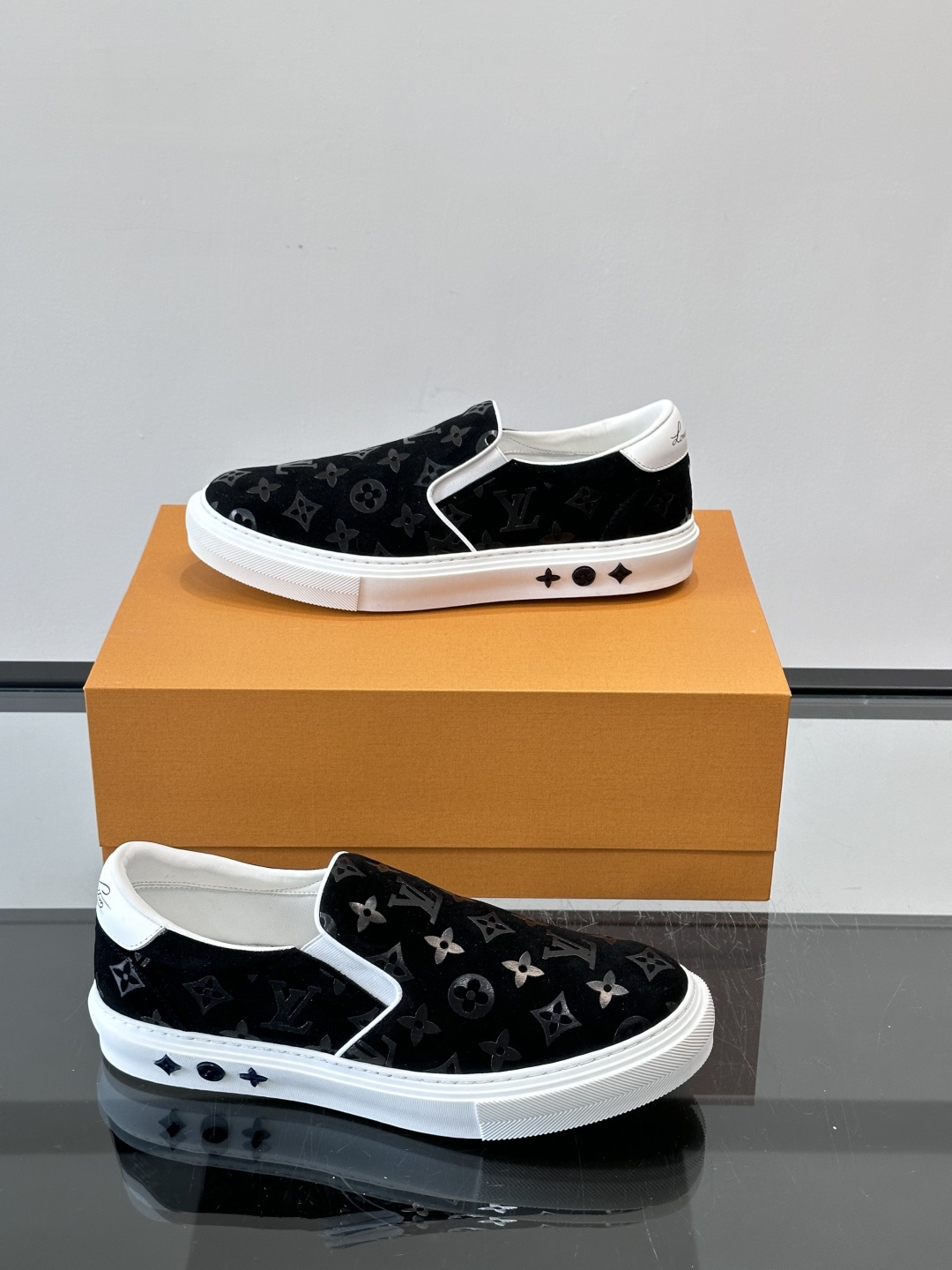 LV 男士一蹬休闲鞋，低调老花图案，搭配白色橡胶鞋底，简约又高级‘。弹力松紧设计，穿脱超方便，鞋面采用麂