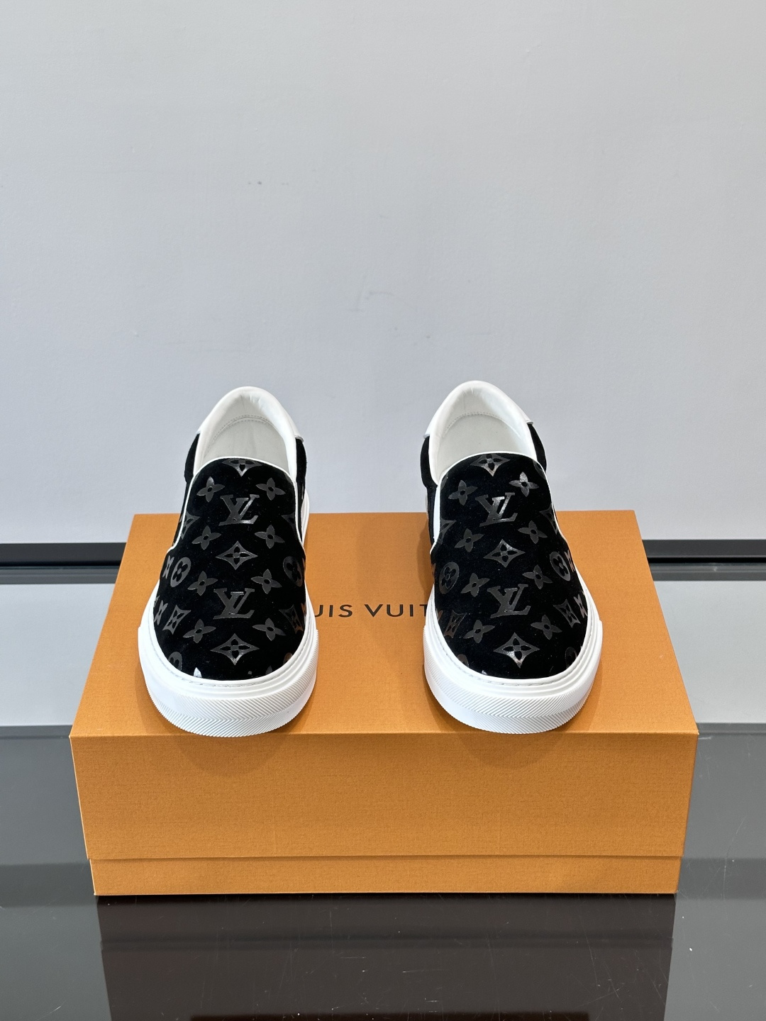 LV 男士一蹬休闲鞋，低调老花图案，搭配白色橡胶鞋底，简约又高级‘。弹力松紧设计，穿脱超方便，鞋面采用麂