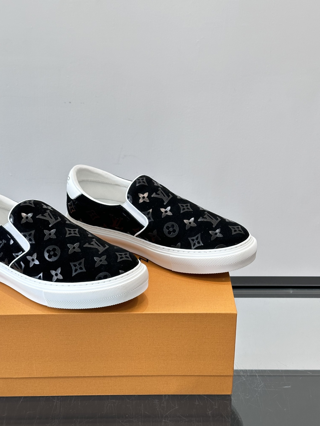 LV 男士一蹬休闲鞋，低调老花图案，搭配白色橡胶鞋底，简约又高级‘。弹力松紧设计，穿脱超方便，鞋面采用麂