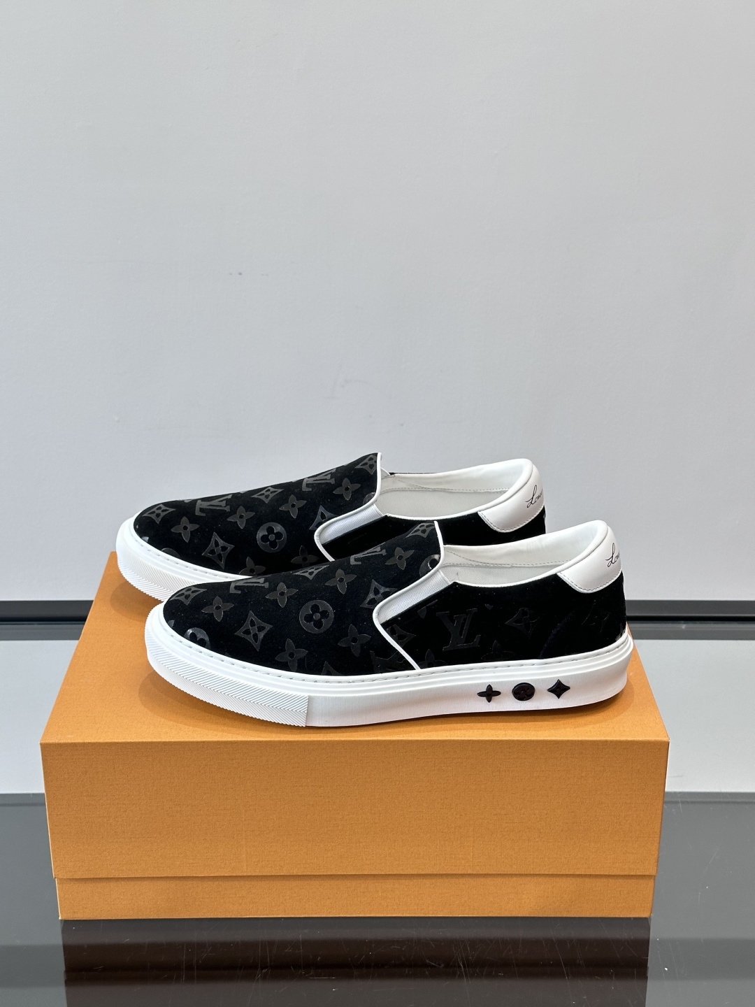 LV 男士一蹬休闲鞋，低调老花图案，搭配白色橡胶鞋底，简约又高级‘。弹力松紧设计，穿脱超方便，鞋面采用麂