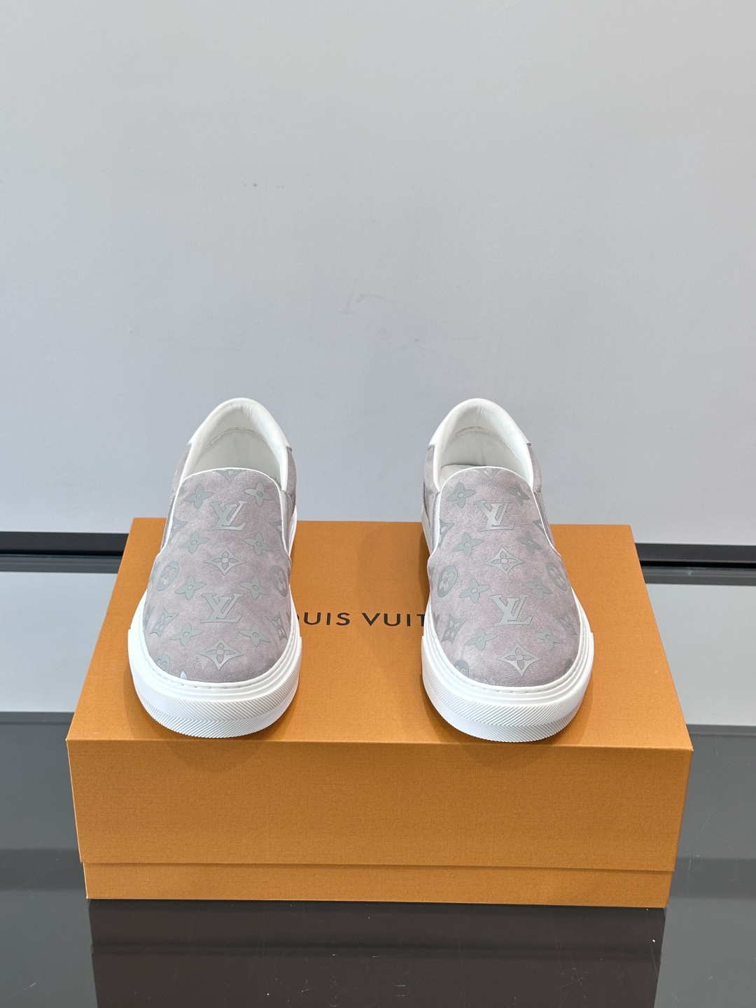 LV 男士一蹬休闲鞋，低调老花图案，搭配白色橡胶鞋底，简约又高级‘。弹力松紧设计，穿脱超方便，鞋面采用麂
