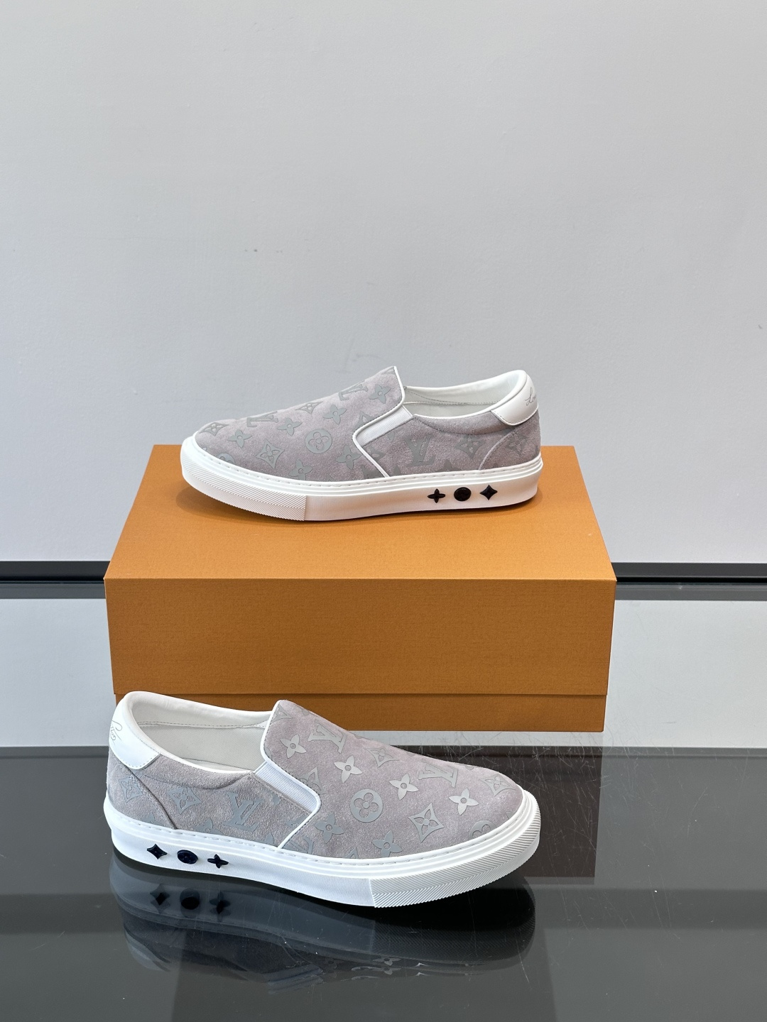 LV 男士一蹬休闲鞋，低调老花图案，搭配白色橡胶鞋底，简约又高级‘。弹力松紧设计，穿脱超方便，鞋面采用麂