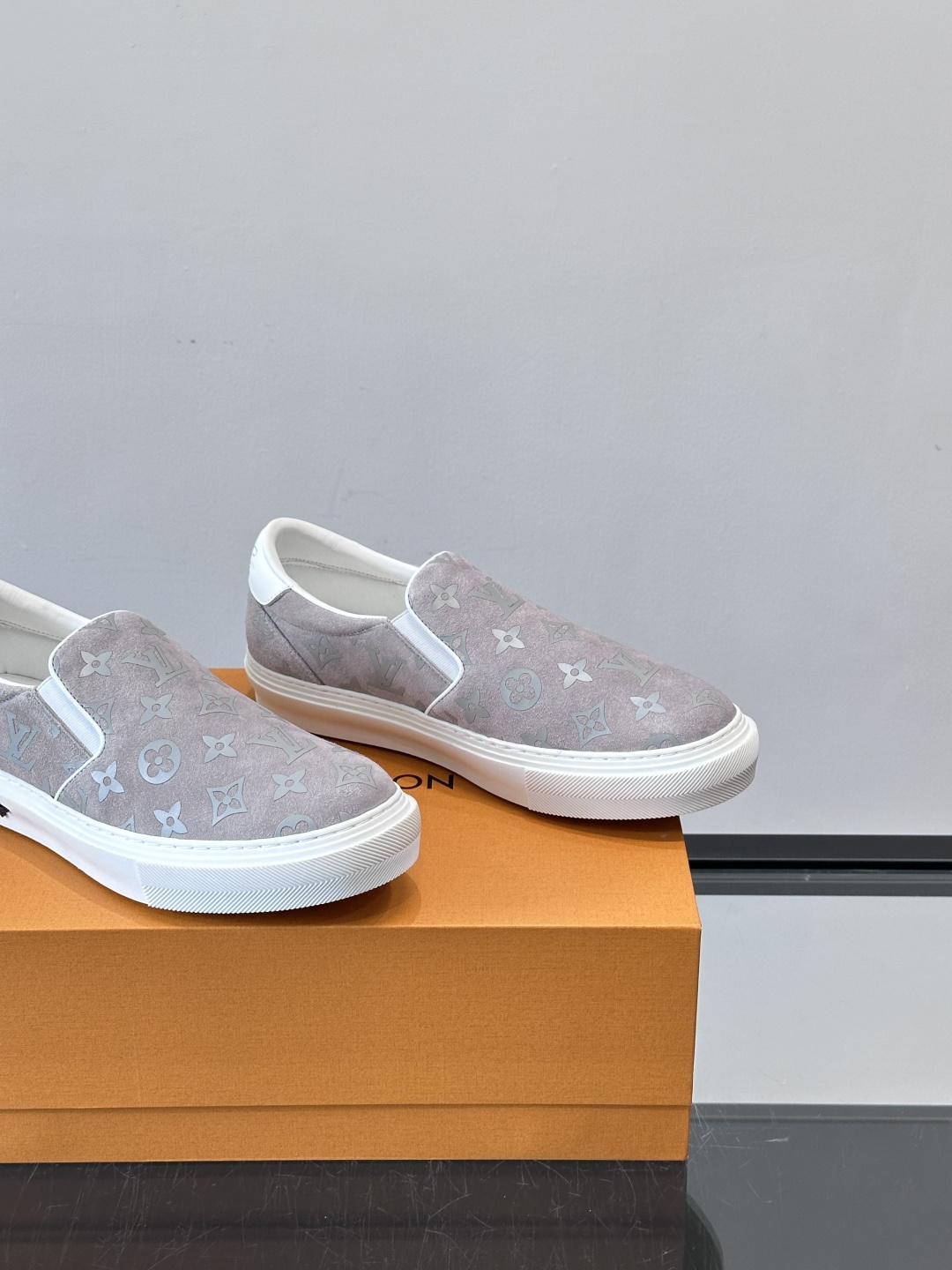 LV 男士一蹬休闲鞋，低调老花图案，搭配白色橡胶鞋底，简约又高级‘。弹力松紧设计，穿脱超方便，鞋面采用麂