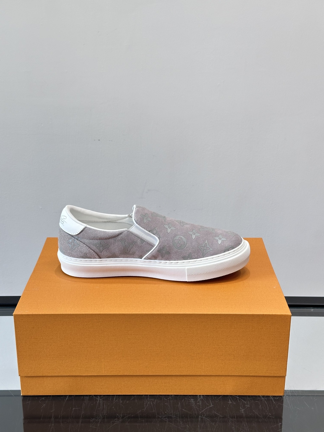 LV 男士一蹬休闲鞋，低调老花图案，搭配白色橡胶鞋底，简约又高级‘。弹力松紧设计，穿脱超方便，鞋面采用麂