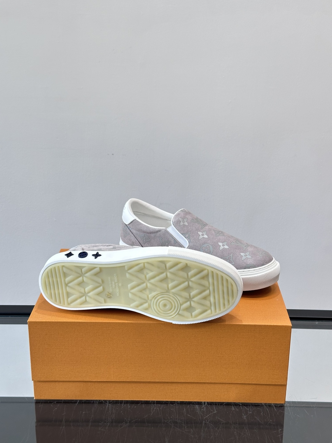 LV 男士一蹬休闲鞋，低调老花图案，搭配白色橡胶鞋底，简约又高级‘。弹力松紧设计，穿脱超方便，鞋面采用麂