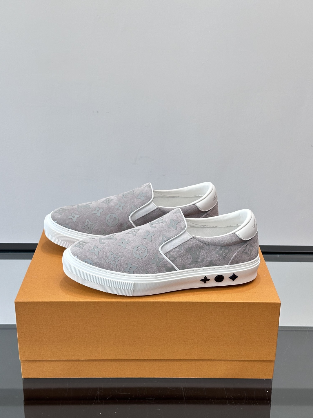 LV 男士一蹬休闲鞋，低调老花图案，搭配白色橡胶鞋底，简约又高级‘。弹力松紧设计，穿脱超方便，鞋面采用麂