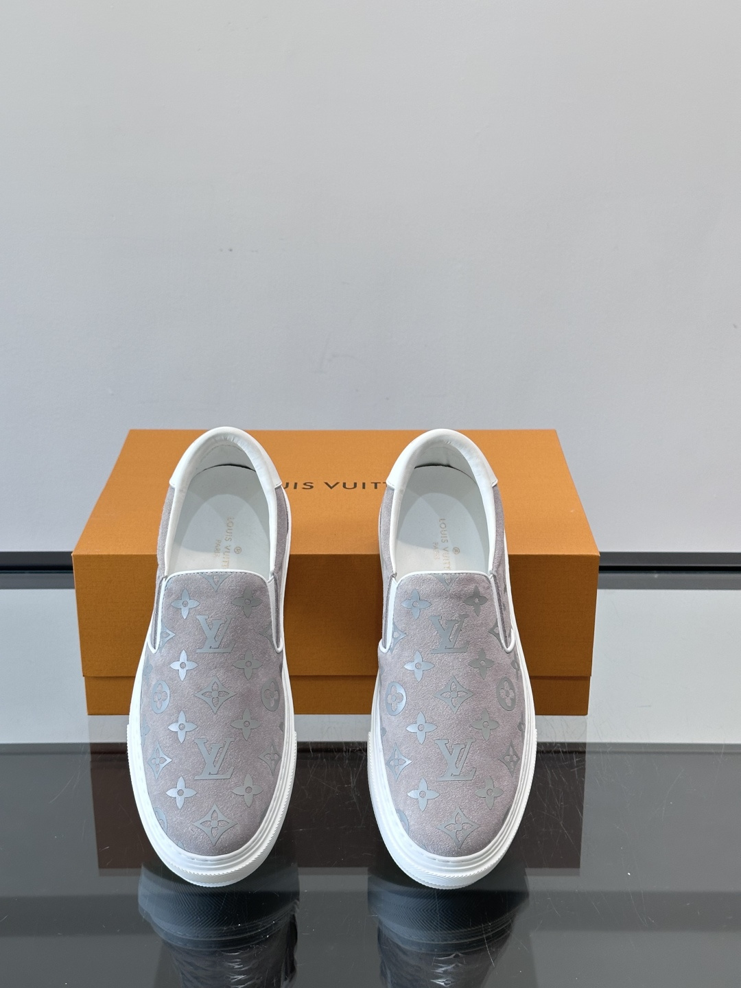 LV 男士一蹬休闲鞋，低调老花图案，搭配白色橡胶鞋底，简约又高级‘。弹力松紧设计，穿脱超方便，鞋面采用麂