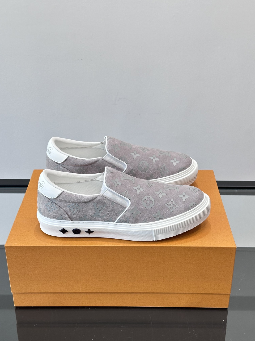 LV 男士一蹬休闲鞋，低调老花图案，搭配白色橡胶鞋底，简约又高级‘。弹力松紧设计，穿脱超方便，鞋面采用麂