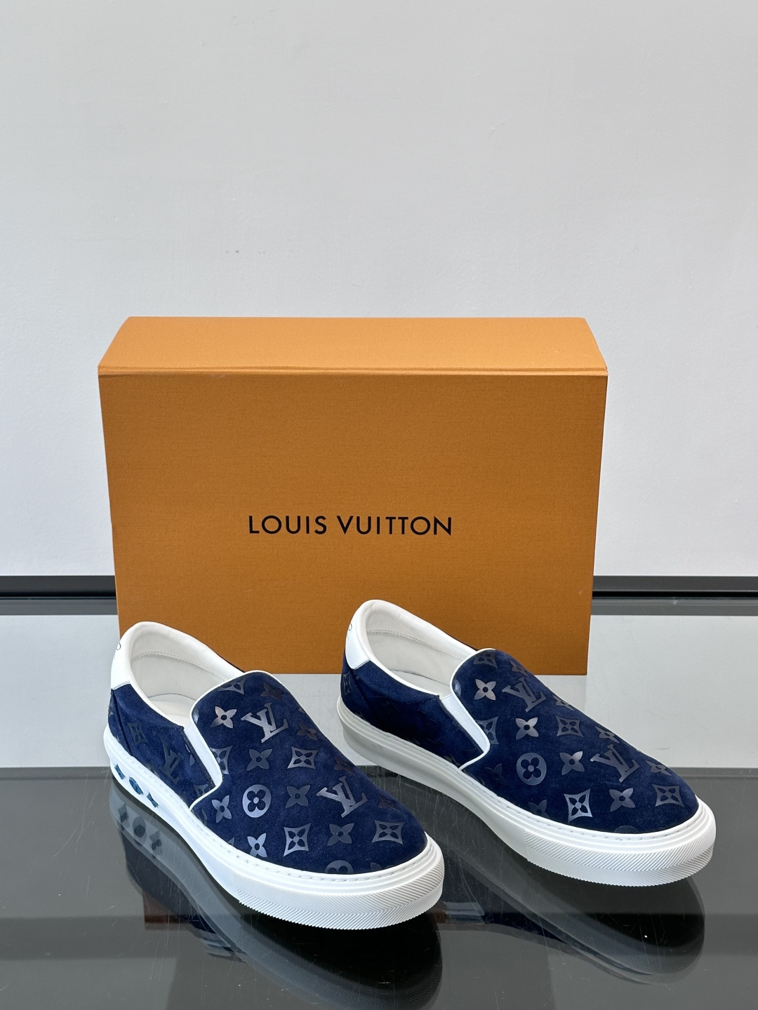 LV 男士一蹬休闲鞋，低调老花图案，搭配白色橡胶鞋底，简约又高级‘。弹力松紧设计，穿脱超方便，鞋面采用麂