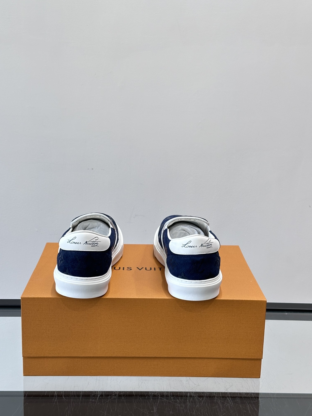 LV 男士一蹬休闲鞋，低调老花图案，搭配白色橡胶鞋底，简约又高级‘。弹力松紧设计，穿脱超方便，鞋面采用麂