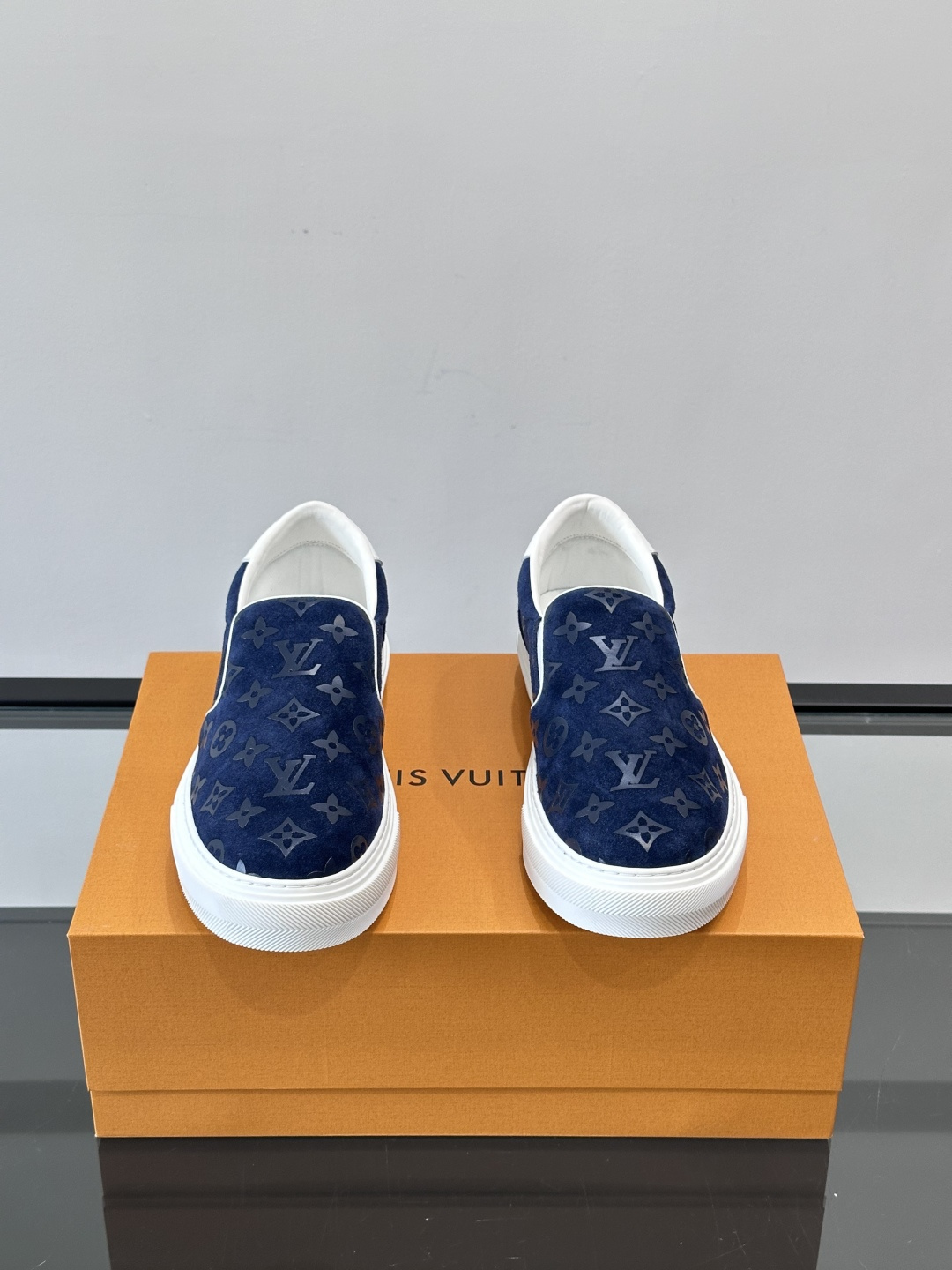 LV 男士一蹬休闲鞋，低调老花图案，搭配白色橡胶鞋底，简约又高级‘。弹力松紧设计，穿脱超方便，鞋面采用麂