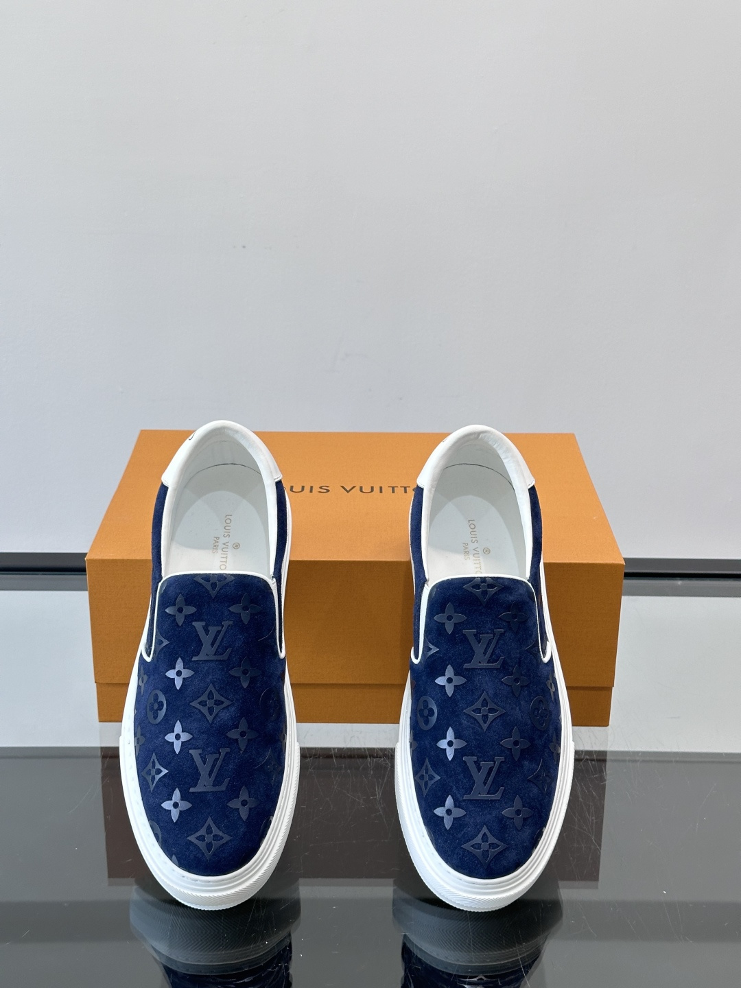 LV 男士一蹬休闲鞋，低调老花图案，搭配白色橡胶鞋底，简约又高级‘。弹力松紧设计，穿脱超方便，鞋面采用麂