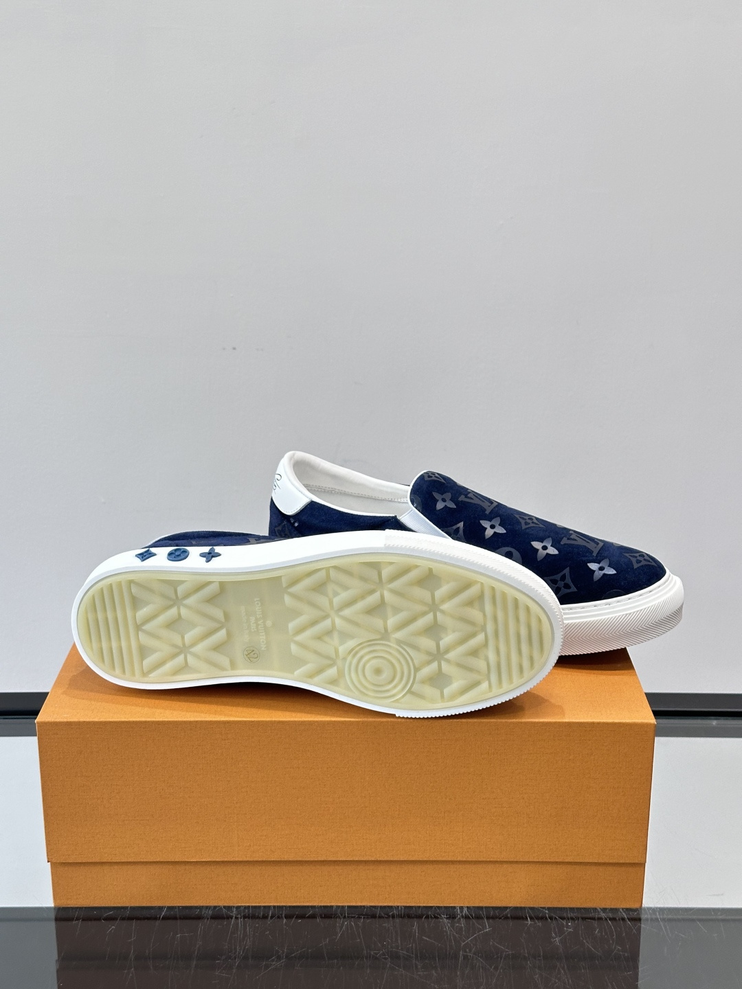 LV 男士一蹬休闲鞋，低调老花图案，搭配白色橡胶鞋底，简约又高级‘。弹力松紧设计，穿脱超方便，鞋面采用麂