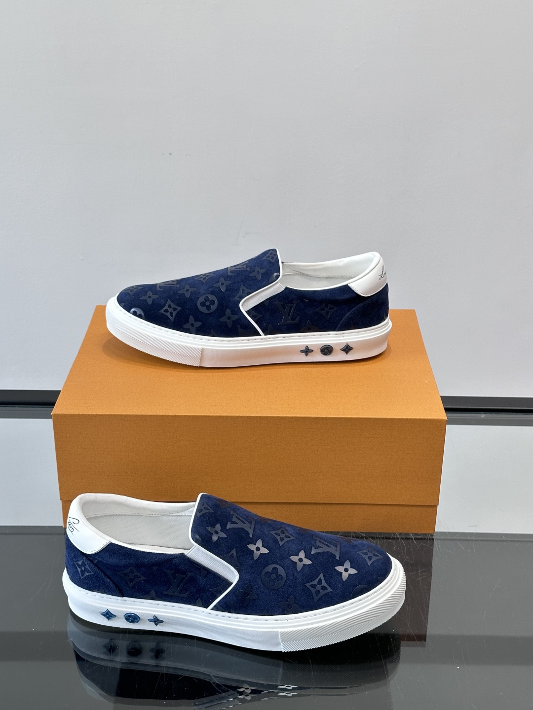 LV 男士一蹬休闲鞋，低调老花图案，搭配白色橡胶鞋底，简约又高级‘。弹力松紧设计，穿脱超方便，鞋面采用麂