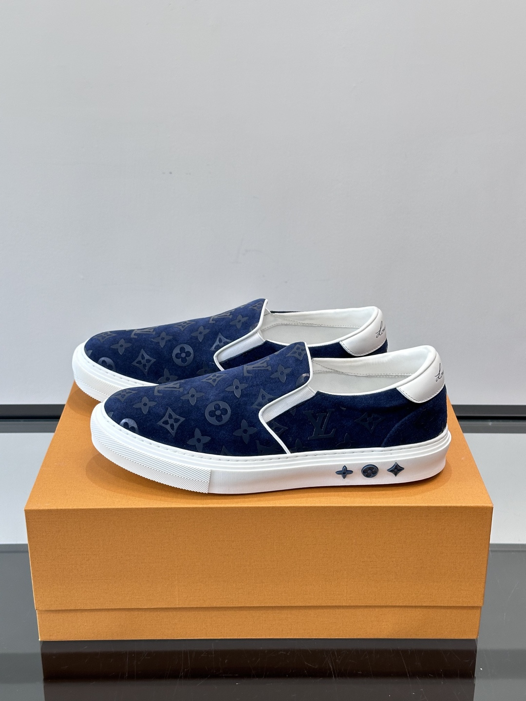 LV 男士一蹬休闲鞋，低调老花图案，搭配白色橡胶鞋底，简约又高级‘。弹力松紧设计，穿脱超方便，鞋面采用麂