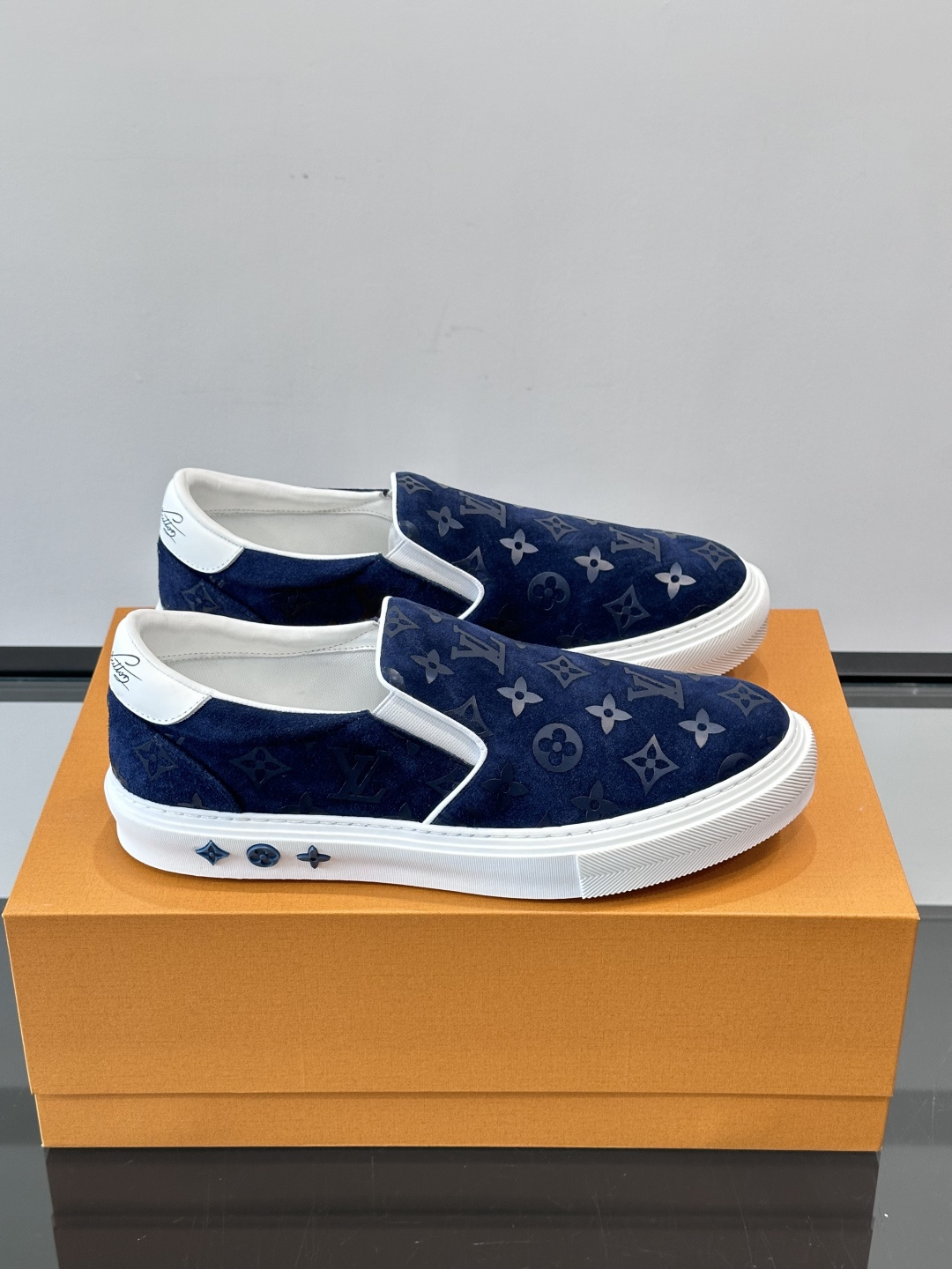 LV 男士一蹬休闲鞋，低调老花图案，搭配白色橡胶鞋底，简约又高级‘。弹力松紧设计，穿脱超方便，鞋面采用麂