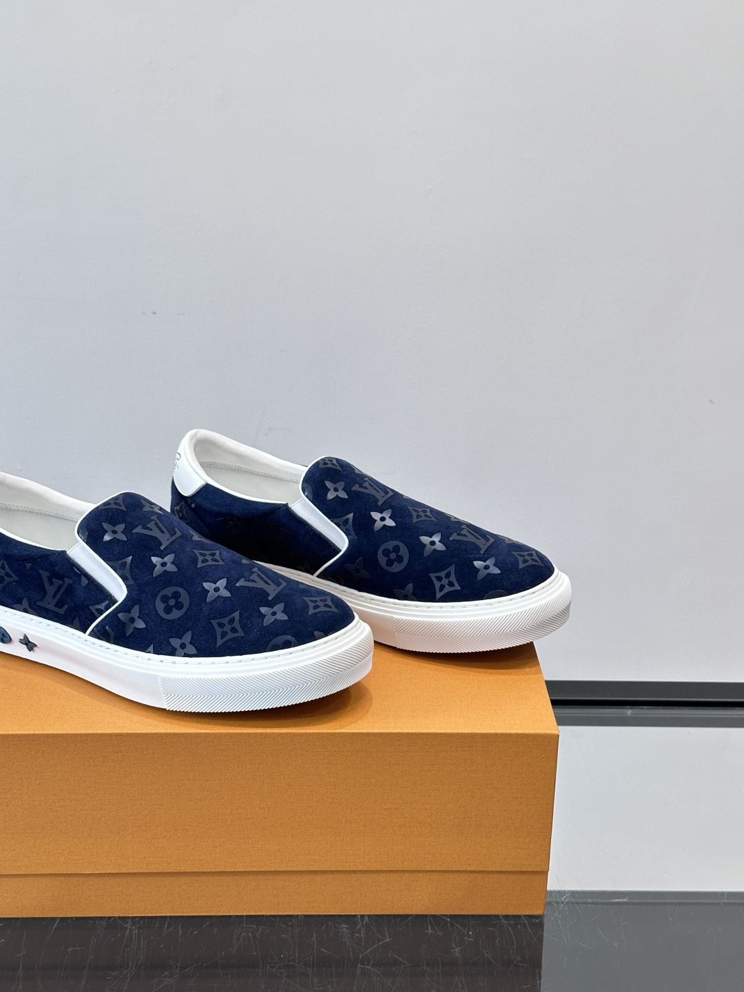 LV 男士一蹬休闲鞋，低调老花图案，搭配白色橡胶鞋底，简约又高级‘。弹力松紧设计，穿脱超方便，鞋面采用麂