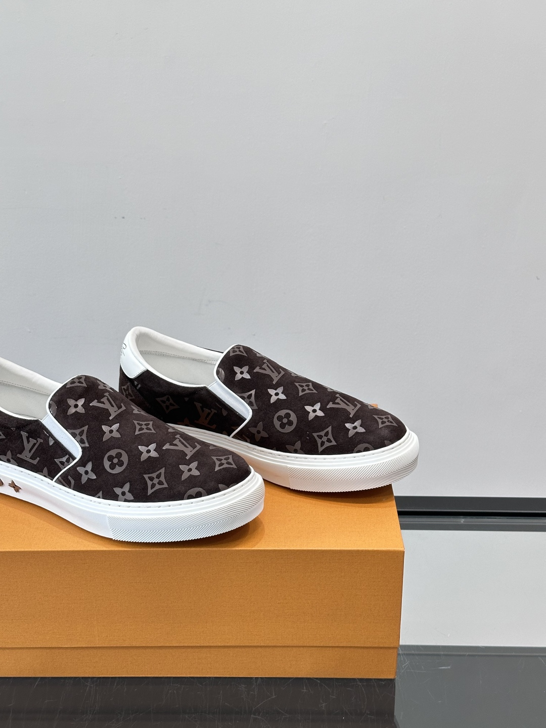 LV 男士一蹬休闲鞋，低调老花图案，搭配白色橡胶鞋底，简约又高级‘。弹力松紧设计，穿脱超方便，鞋面采用麂