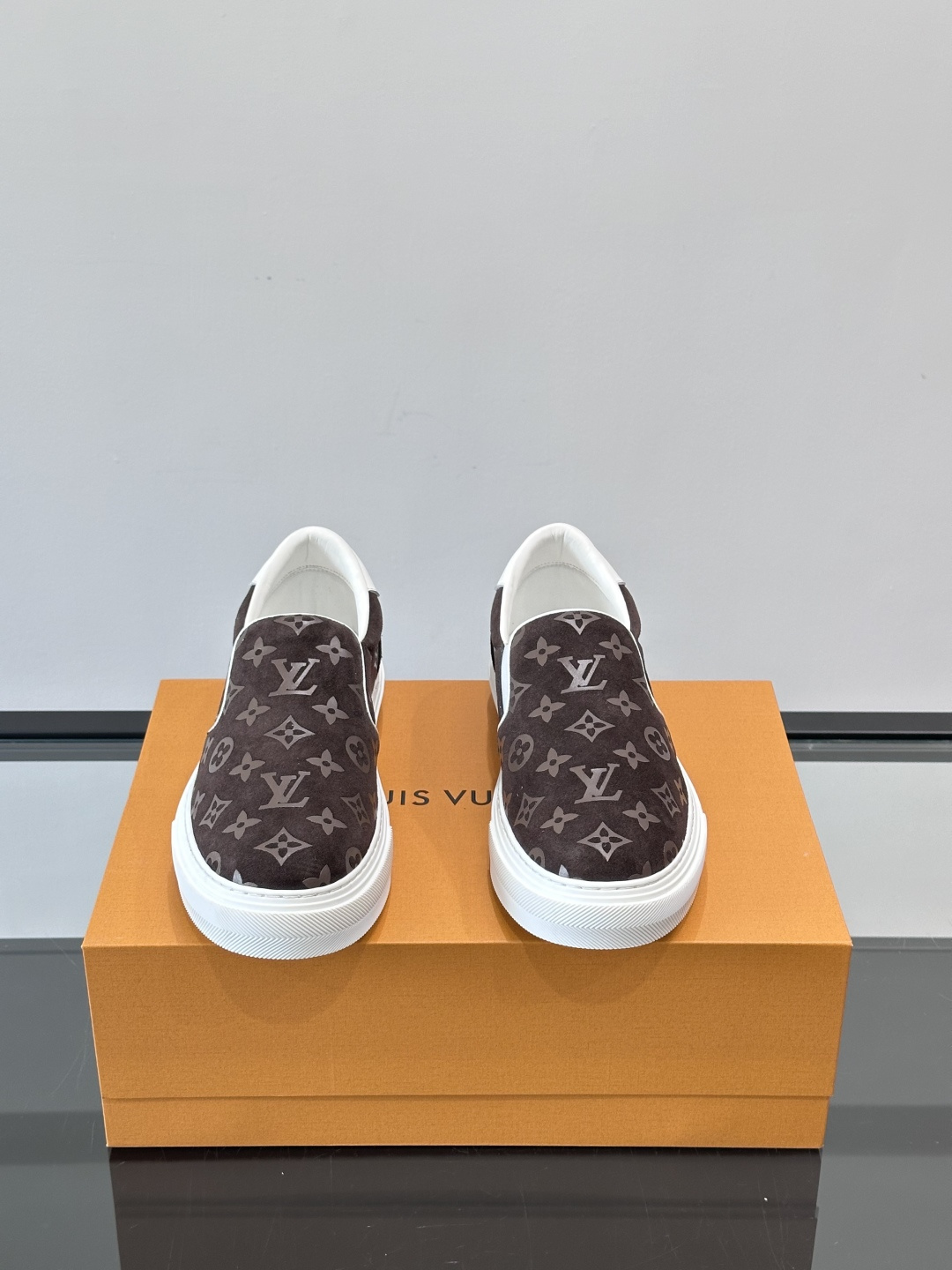 LV 男士一蹬休闲鞋，低调老花图案，搭配白色橡胶鞋底，简约又高级‘。弹力松紧设计，穿脱超方便，鞋面采用麂