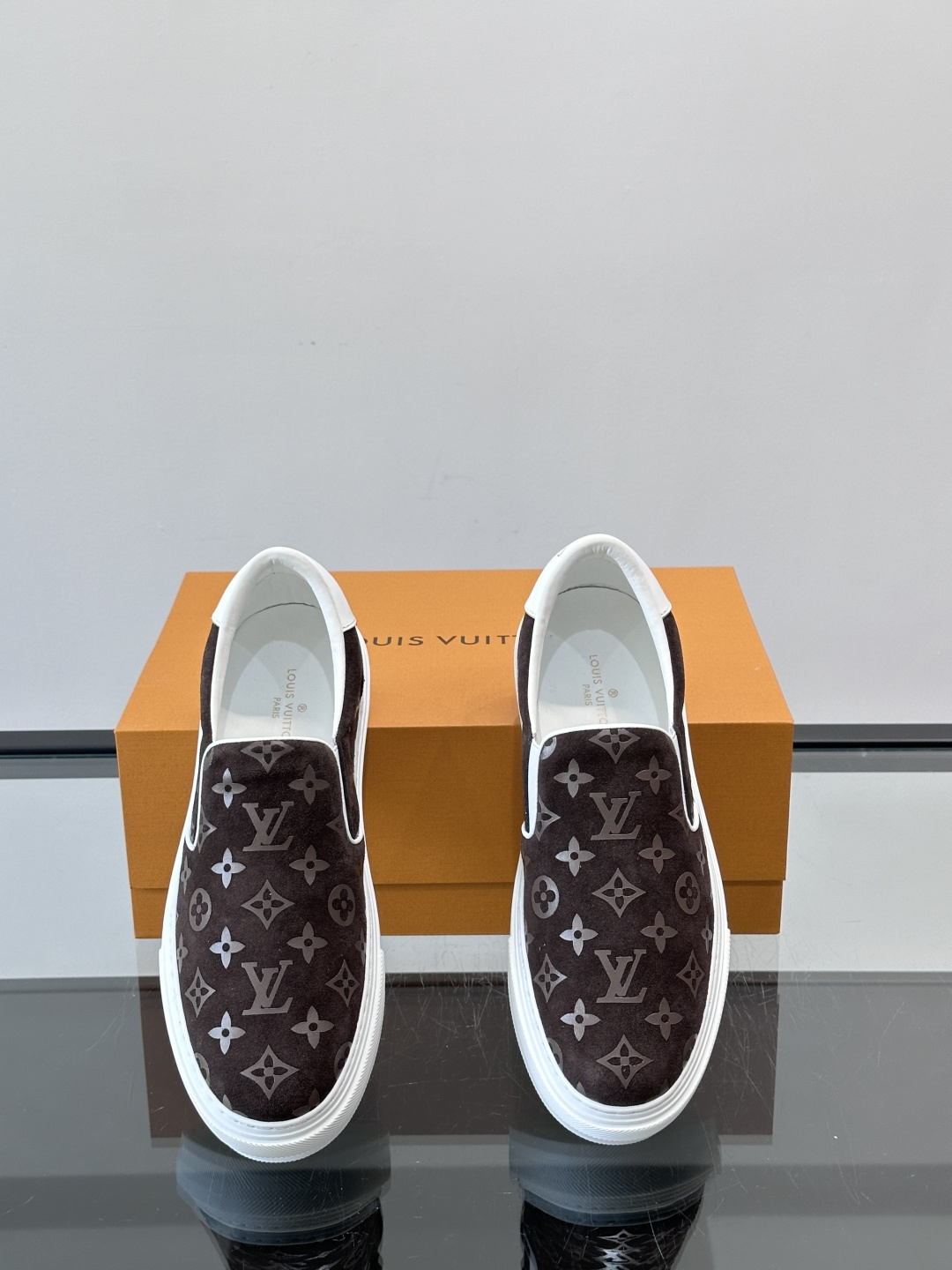 LV 男士一蹬休闲鞋，低调老花图案，搭配白色橡胶鞋底，简约又高级‘。弹力松紧设计，穿脱超方便，鞋面采用麂