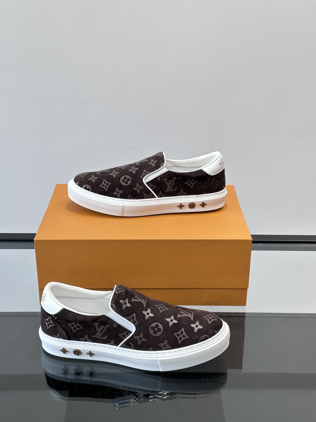 LV 男士一蹬休闲鞋，低调老花图案，搭配白色橡胶鞋底，简约又高级‘。弹力松紧设计，穿脱超方便，鞋面采用麂