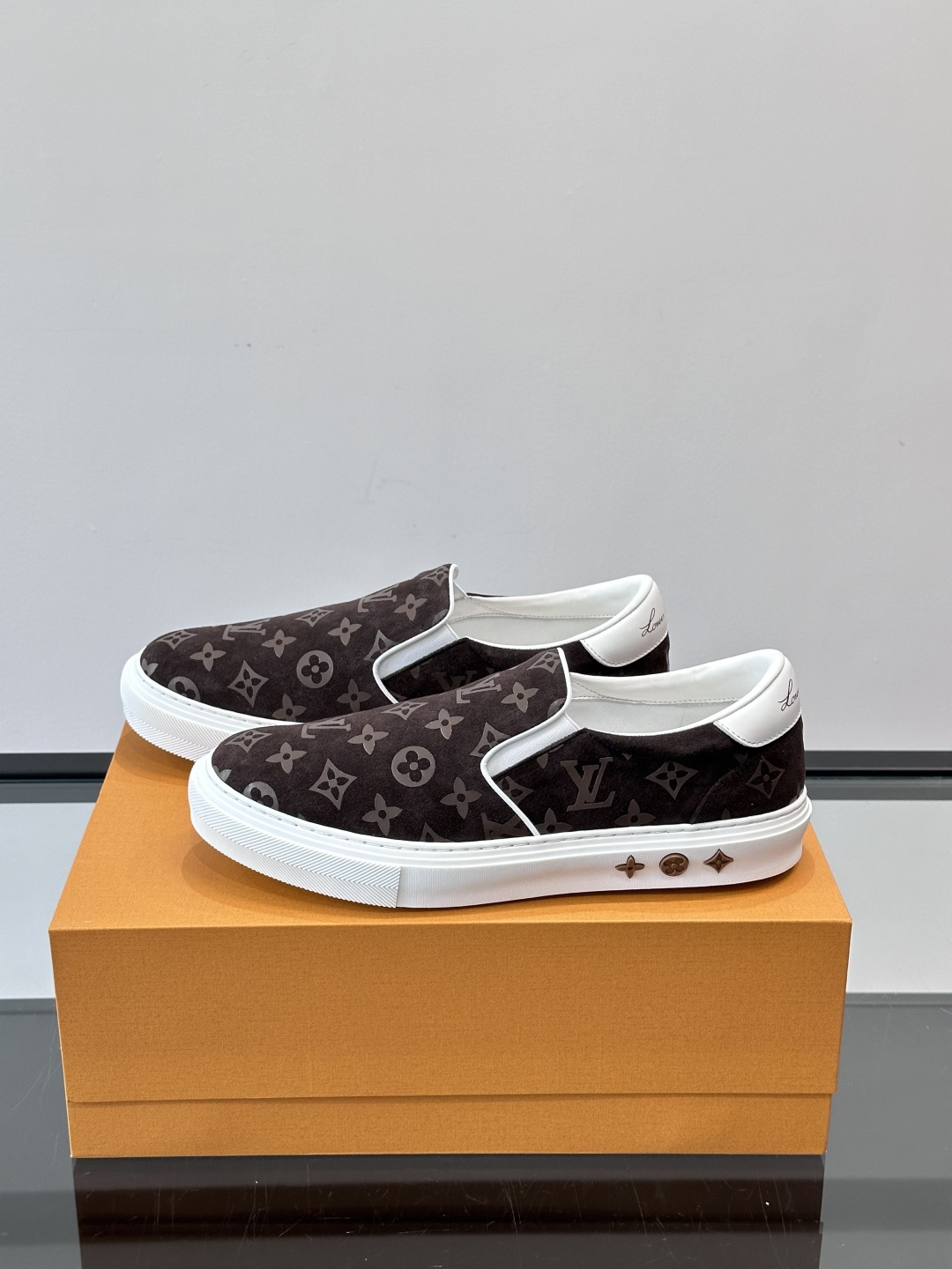 LV 男士一蹬休闲鞋，低调老花图案，搭配白色橡胶鞋底，简约又高级‘。弹力松紧设计，穿脱超方便，鞋面采用麂