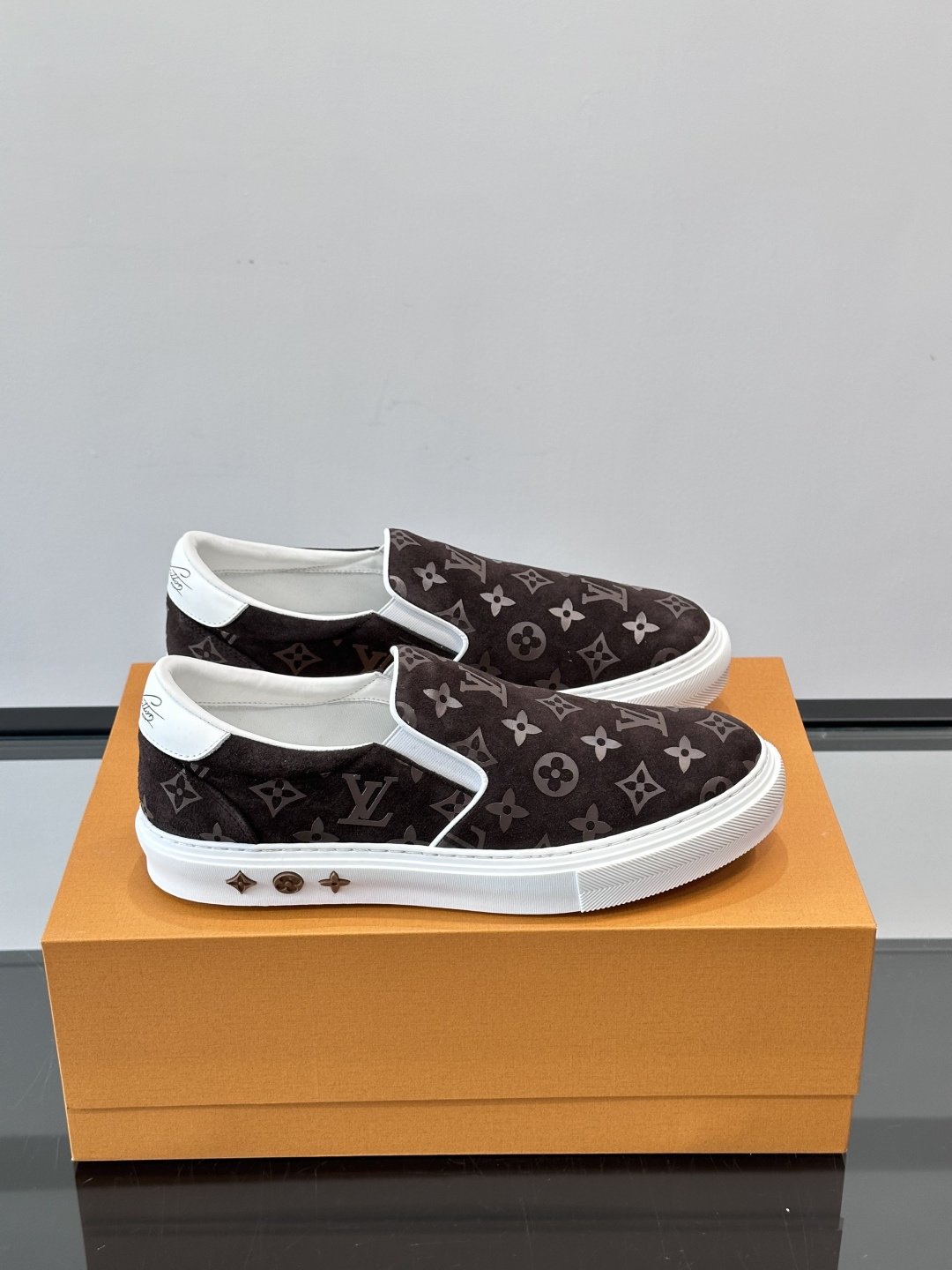 LV 男士一蹬休闲鞋，低调老花图案，搭配白色橡胶鞋底，简约又高级‘。弹力松紧设计，穿脱超方便，鞋面采用麂