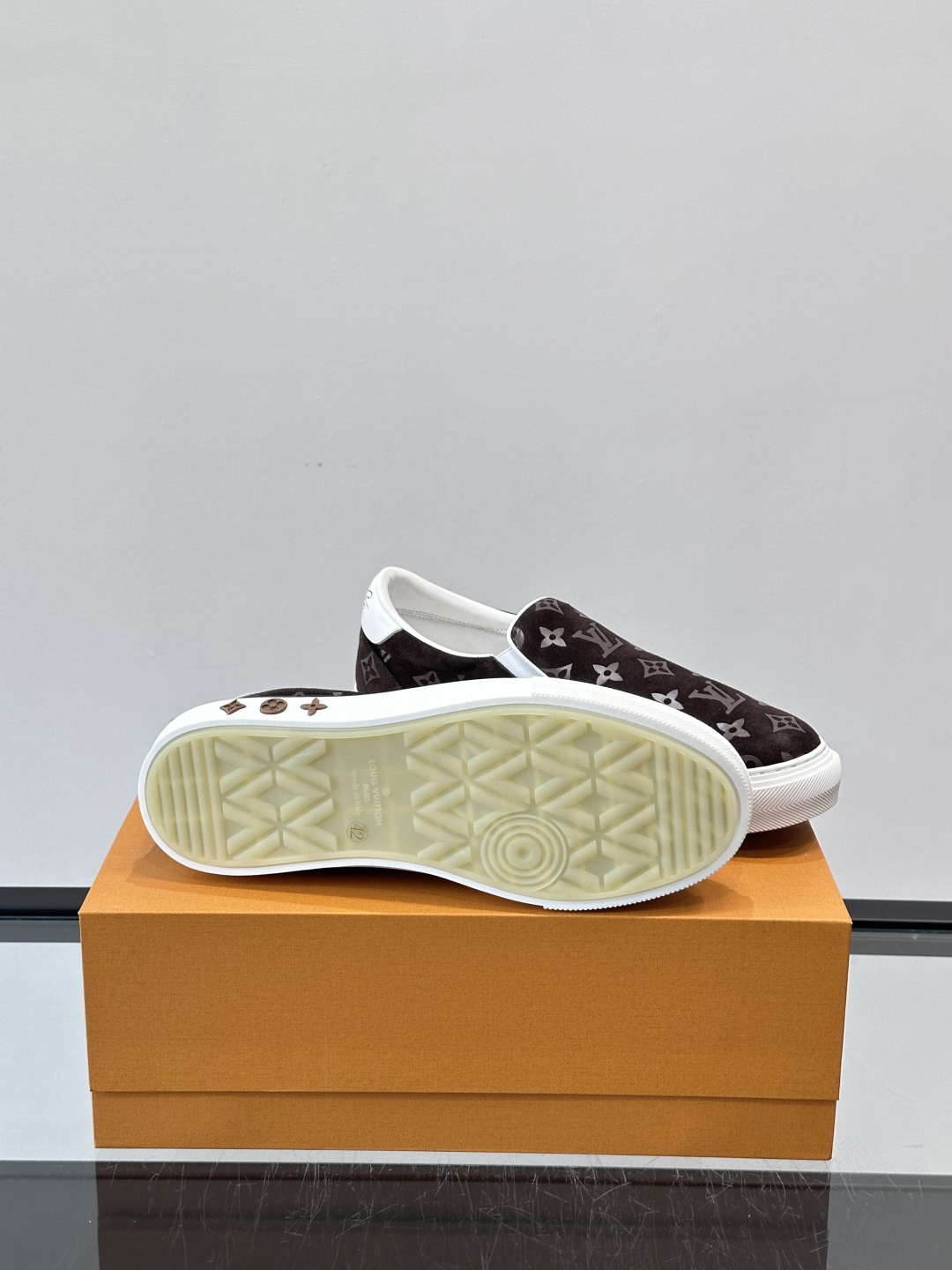 LV 男士一蹬休闲鞋，低调老花图案，搭配白色橡胶鞋底，简约又高级‘。弹力松紧设计，穿脱超方便，鞋面采用麂