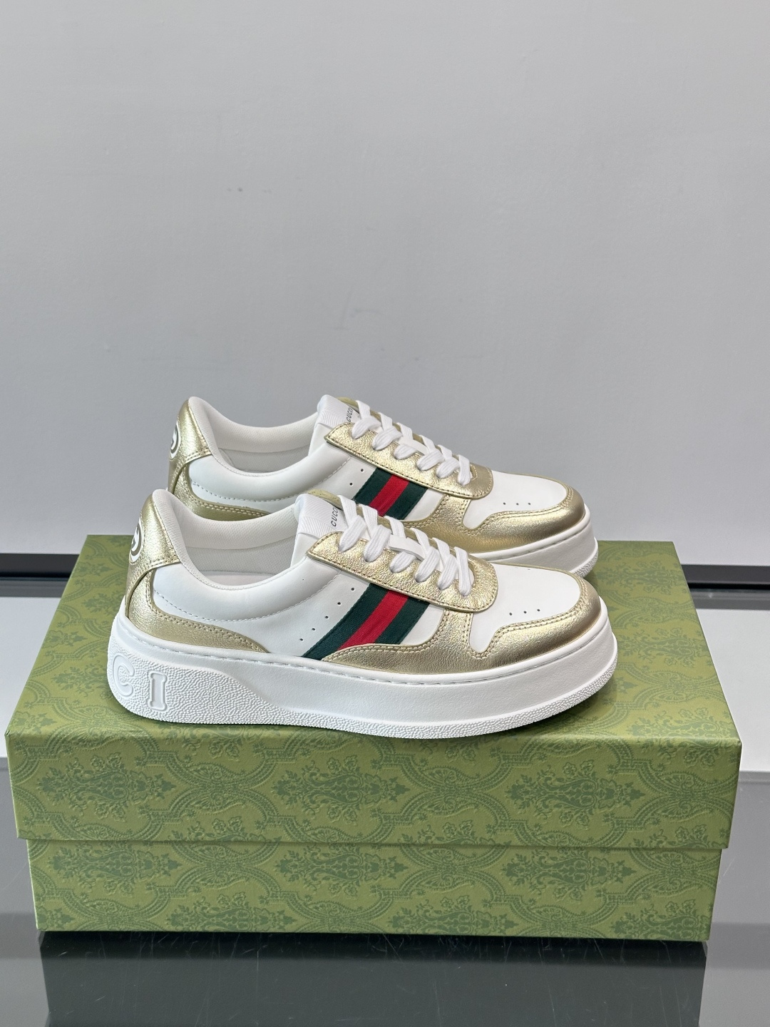 NO:575609,Gucci couple's thick-soled biscuit shoe sneakers, these are really comfortable, super lightweight, comfortable and versatile, a must-have item. This item is full of interesting retro atmosphere. G family's new series continues to find inspiration from daily life in other eras, and integrates the current design essence to create a refreshing design. This sneaker is made of imported original materials, with 5D printed logo decoration on the shoe body, showing a romantic and elegant atmosphere, highlighting the profound brand identity connotation. Increased by 5CM.  Put it on and instantly enhance your aura!  Size35-44 (45 customized), Gucci casual shoes, gucci, gucci, sneakers19860909Gucci情侣款厚底饼干鞋运动鞋,这款的舒适度真的很绝,超级轻便舒适百搭,必备单品,这款单品充满了趣味十足的复古气息.G家全新系列继续从其他时代的日常生活中寻找灵感,并融入当下的设计精髓,打造令人耳目一新的设计.这款运动鞋采用进口原版材质,鞋身5D打印logo装饰,尽显浪漫典雅气息,突显深厚的品牌标识内涵.增高5CM 穿上立马提升气场！ Size35-44（45定制）,古奇 休闲鞋,gucci,gucci,sneakers,Men's shoes