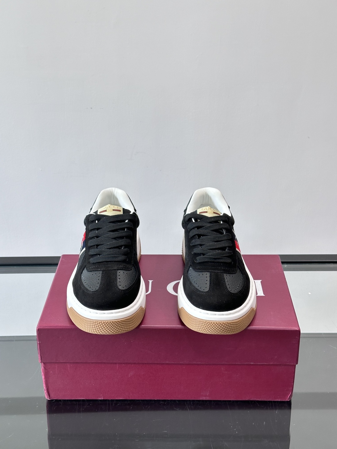 Gucci OPhidia系列运动鞋，白色皮革+绿色织带，搭配双G标志，品牌感满满！鞋面有透气孔，穿着舒