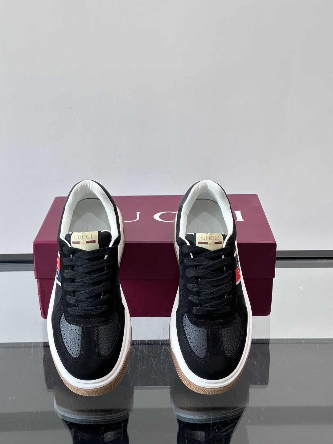 Gucci OPhidia系列运动鞋，白色皮革+绿色织带，搭配双G标志，品牌感满满！鞋面有透气孔，穿着舒