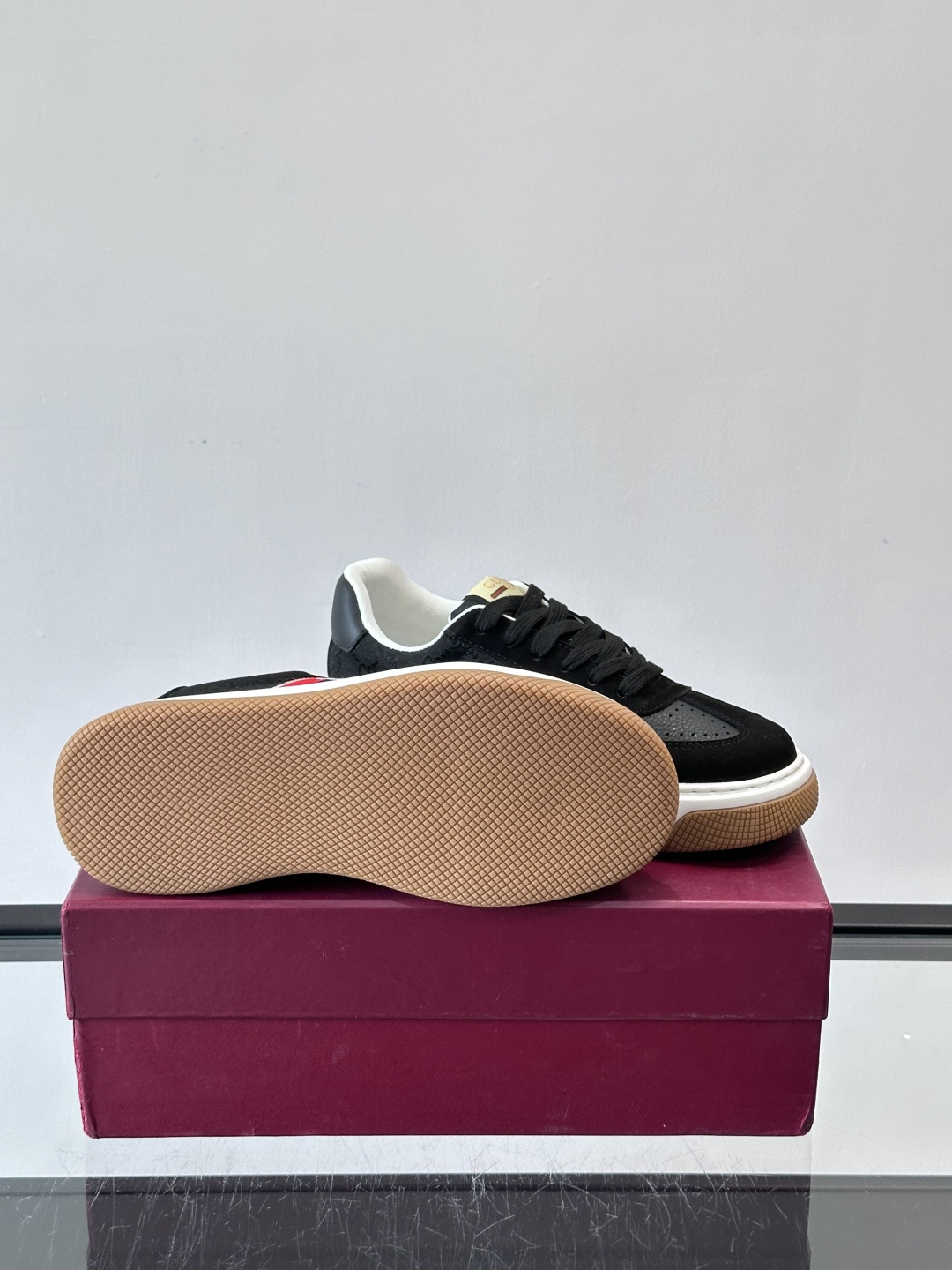 Gucci OPhidia系列运动鞋，白色皮革+绿色织带，搭配双G标志，品牌感满满！鞋面有透气孔，穿着舒