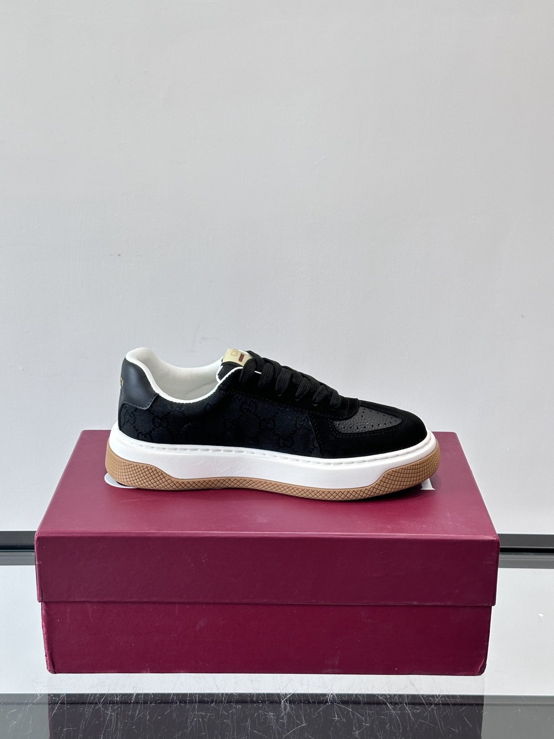 Gucci OPhidia系列运动鞋，白色皮革+绿色织带，搭配双G标志，品牌感满满！鞋面有透气孔，穿着舒