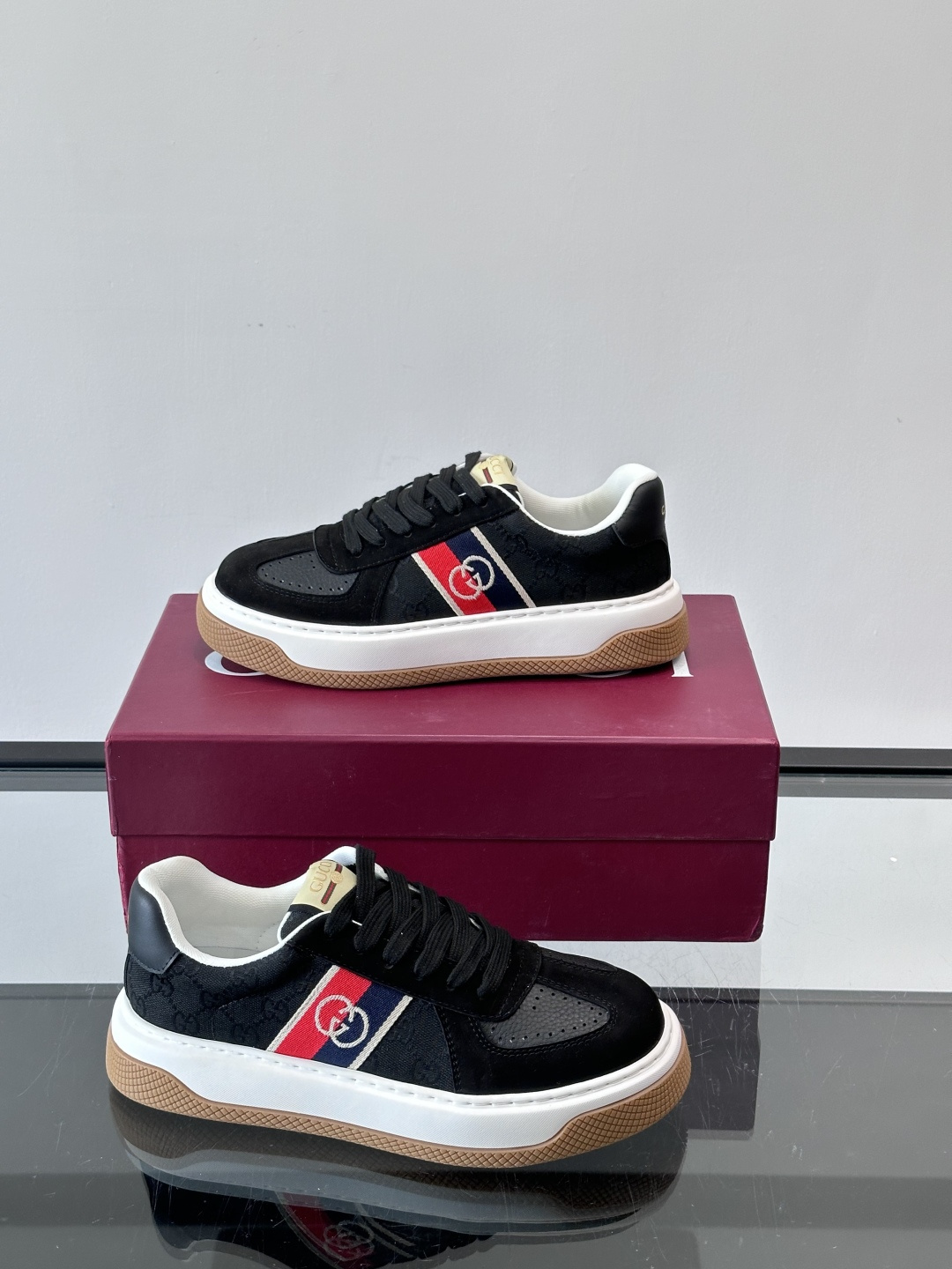 Gucci OPhidia系列运动鞋，白色皮革+绿色织带，搭配双G标志，品牌感满满！鞋面有透气孔，穿着舒