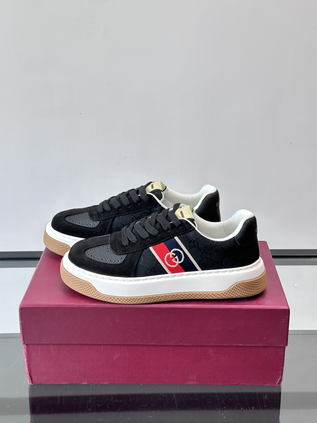 Gucci OPhidia系列运动鞋，白色皮革+绿色织带，搭配双G标志，品牌感满满！鞋面有透气孔，穿着舒