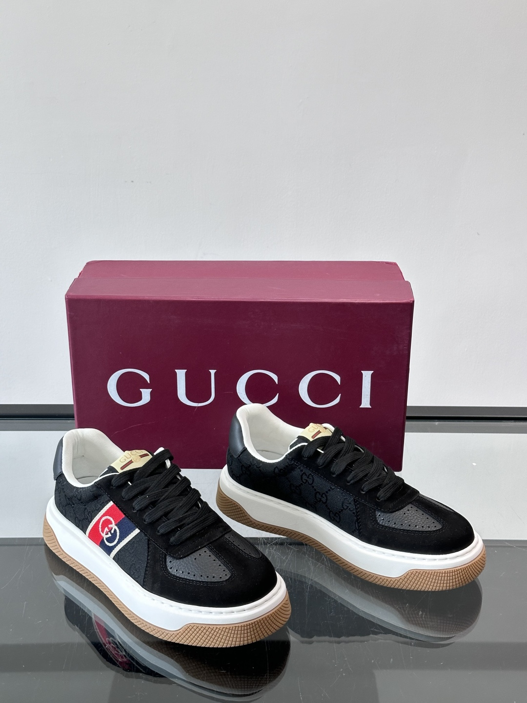 Gucci OPhidia系列运动鞋，白色皮革+绿色织带，搭配双G标志，品牌感满满！鞋面有透气孔，穿着舒