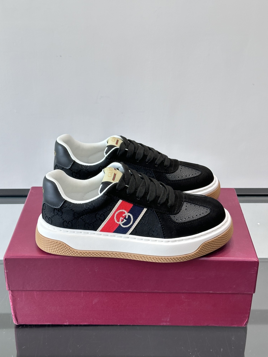 Gucci OPhidia系列运动鞋，白色皮革+绿色织带，搭配双G标志，品牌感满满！鞋面有透气孔，穿着舒