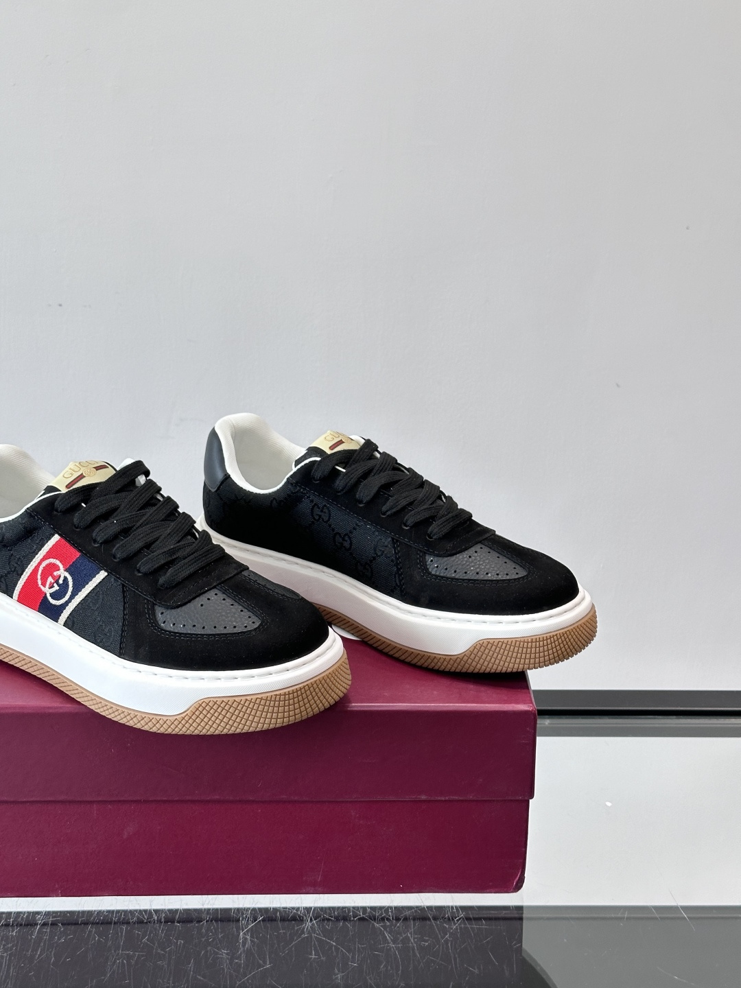 Gucci OPhidia系列运动鞋，白色皮革+绿色织带，搭配双G标志，品牌感满满！鞋面有透气孔，穿着舒