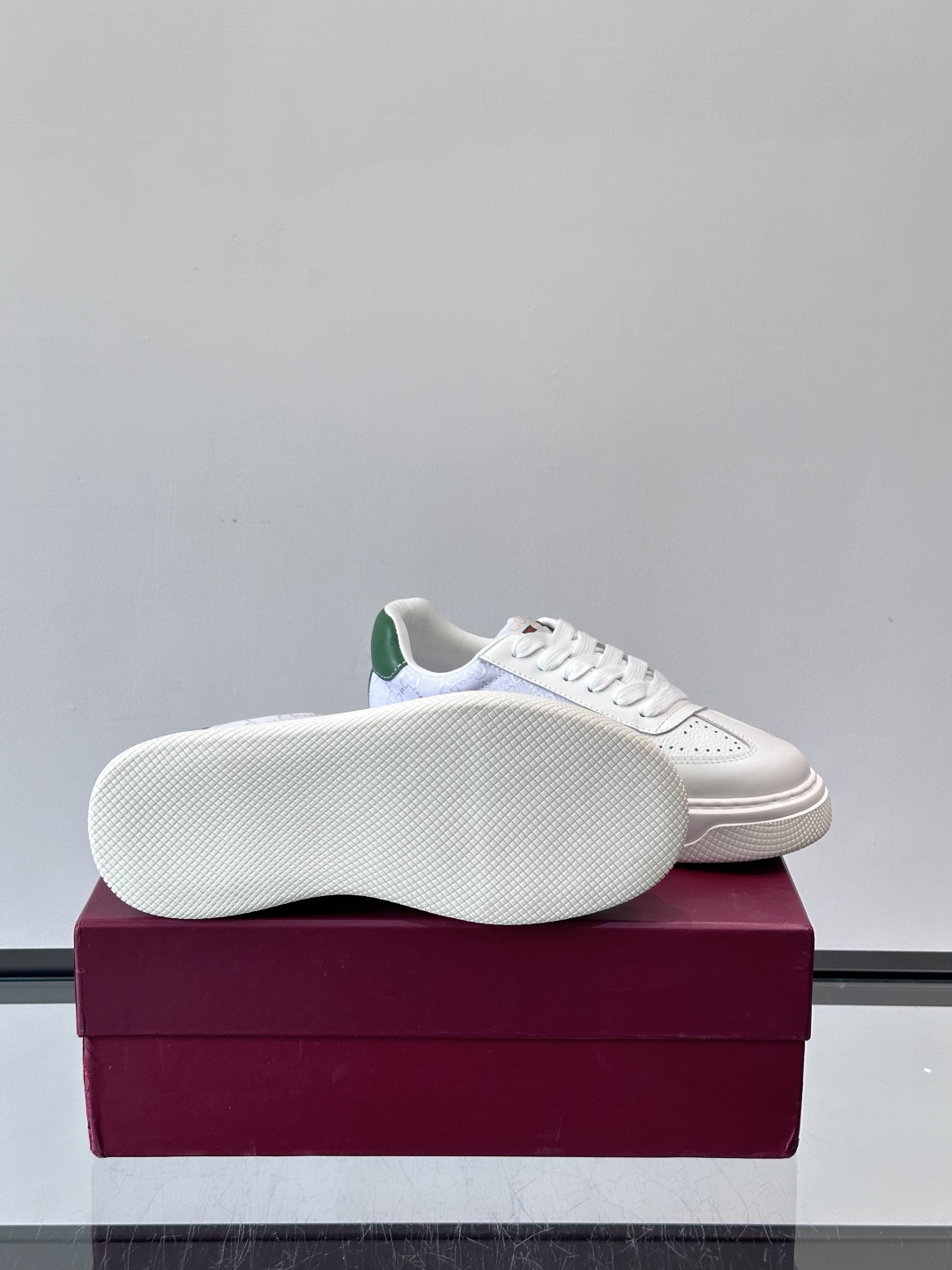Gucci OPhidia系列运动鞋，白色皮革+绿色织带，搭配双G标志，品牌感满满！鞋面有透气孔，穿着舒
