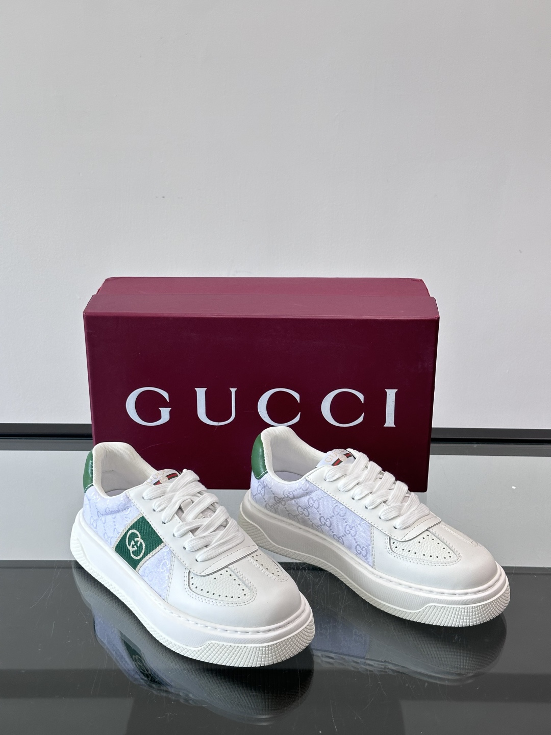 Gucci OPhidia系列运动鞋，白色皮革+绿色织带，搭配双G标志，品牌感满满！鞋面有透气孔，穿着舒
