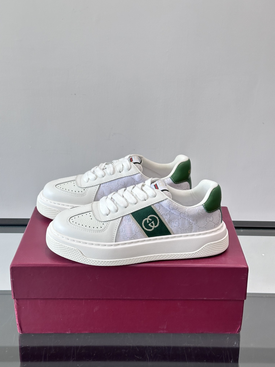 Gucci OPhidia系列运动鞋，白色皮革+绿色织带，搭配双G标志，品牌感满满！鞋面有透气孔，穿着舒