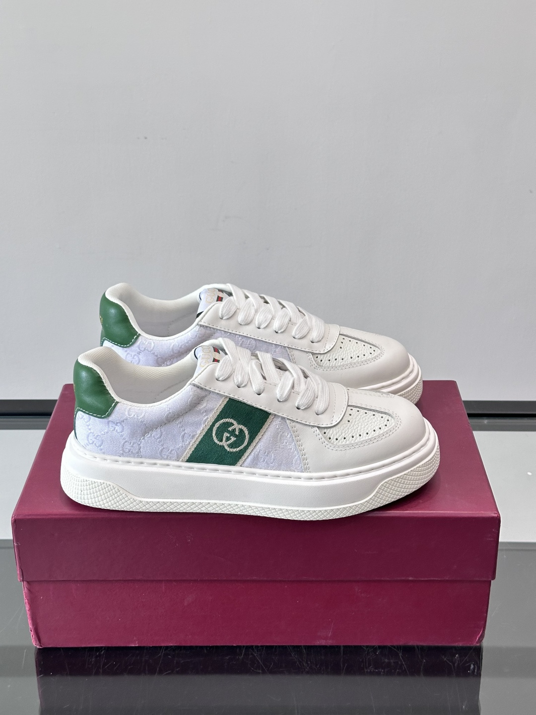 Gucci OPhidia系列运动鞋，白色皮革+绿色织带，搭配双G标志，品牌感满满！鞋面有透气孔，穿着舒