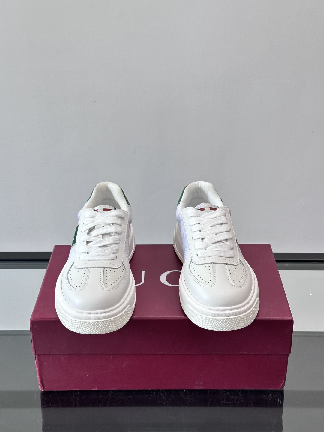 Gucci OPhidia系列运动鞋，白色皮革+绿色织带，搭配双G标志，品牌感满满！鞋面有透气孔，穿着舒