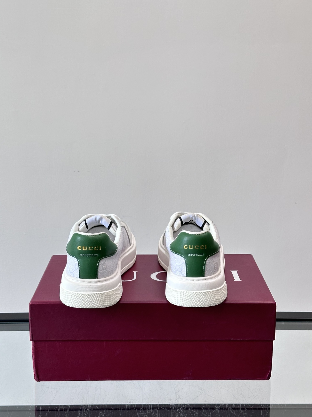 Gucci OPhidia系列运动鞋，白色皮革+绿色织带，搭配双G标志，品牌感满满！鞋面有透气孔，穿着舒