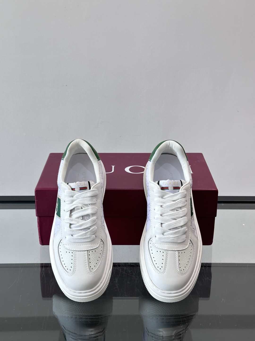 Gucci OPhidia系列运动鞋，白色皮革+绿色织带，搭配双G标志，品牌感满满！鞋面有透气孔，穿着舒