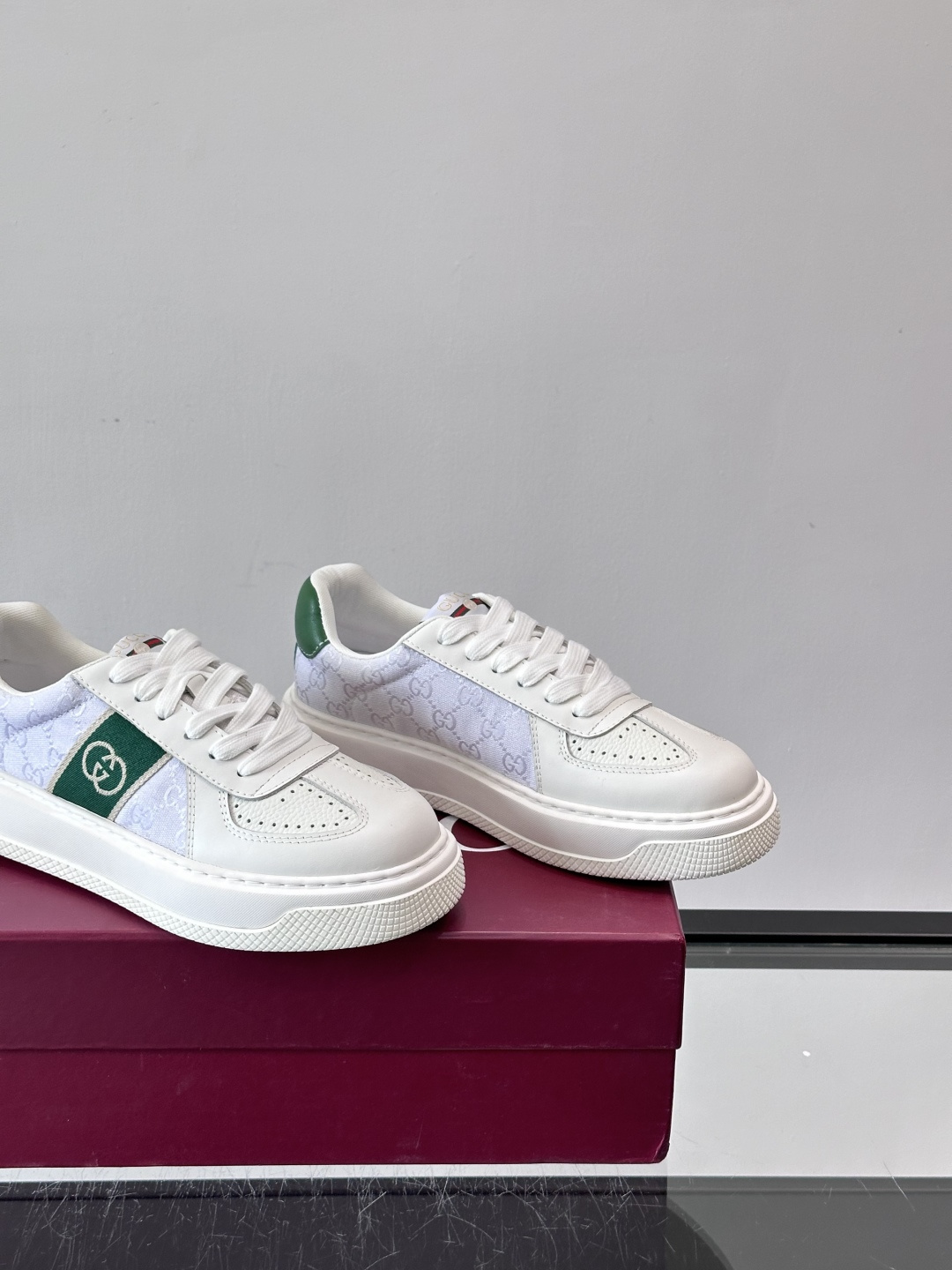 Gucci OPhidia系列运动鞋，白色皮革+绿色织带，搭配双G标志，品牌感满满！鞋面有透气孔，穿着舒