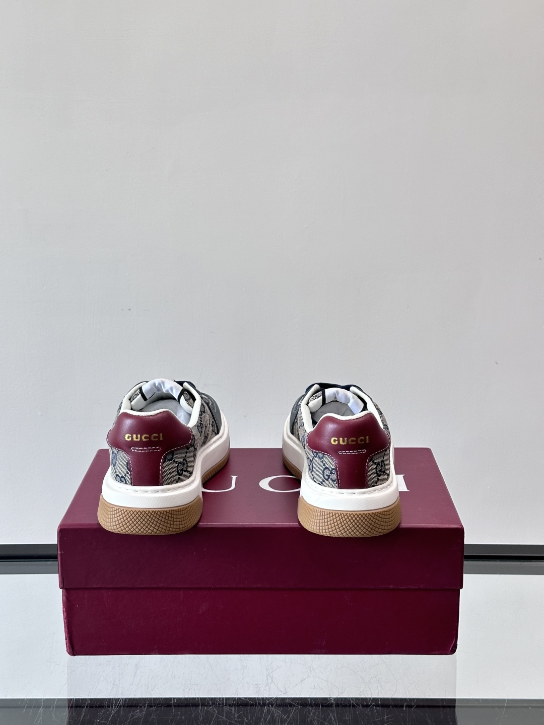 Gucci 男士运动鞋，皮革+牛仔布拼接，搭配经典双G老花，辨识度超高。橡胶鞋底抓地力强，穿着舒适，日常